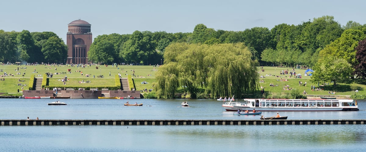 This is a photograph of an architectural monument. It is on the list of cultural monuments of Hamburg, no. 22023