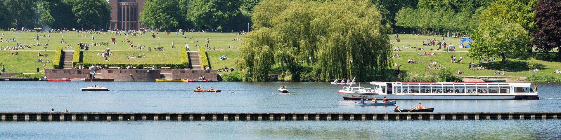 This is a photograph of an architectural monument. It is on the list of cultural monuments of Hamburg, no. 22023