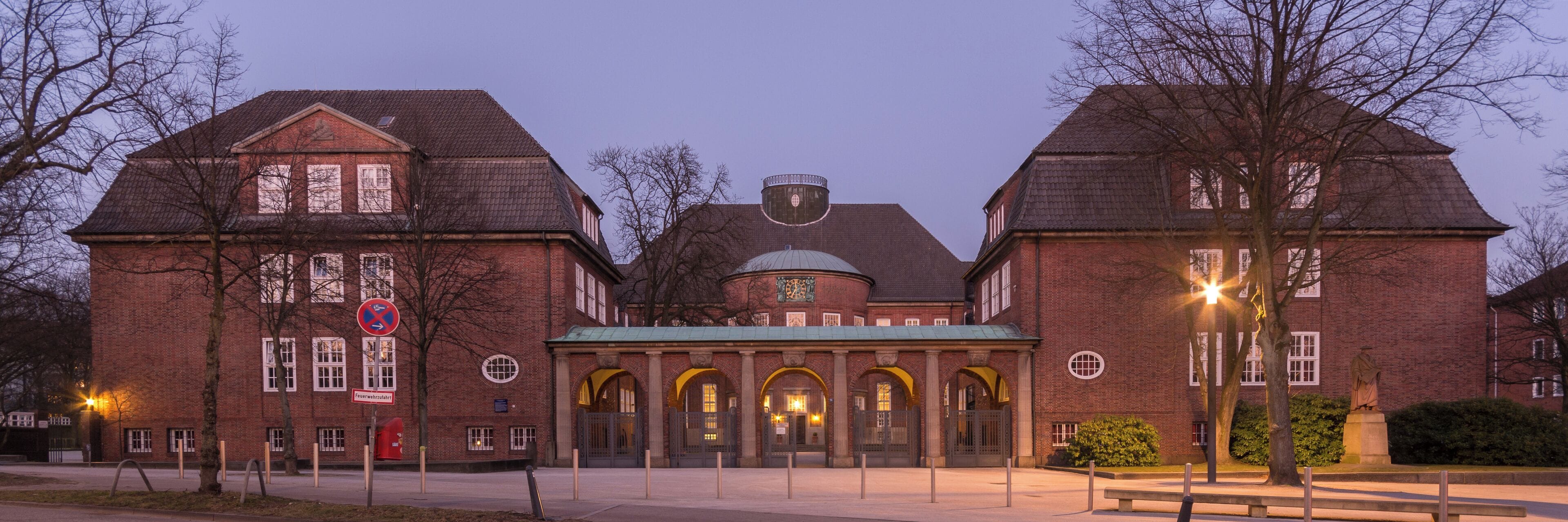 This is a photograph of an architectural monument. It is on the list of cultural monuments of Hamburg, no. 21907