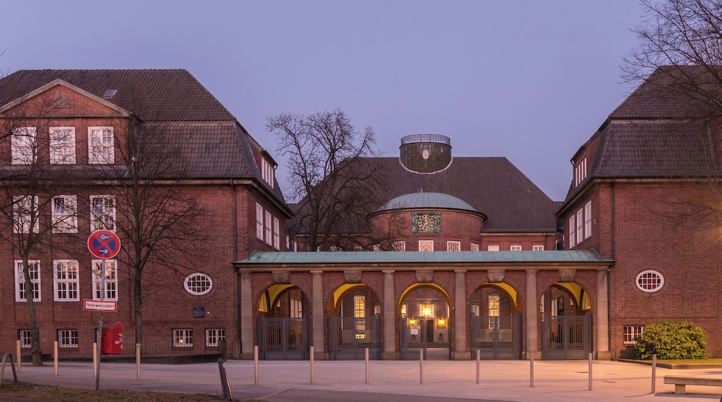 This is a photograph of an architectural monument. It is on the list of cultural monuments of Hamburg, no. 21907