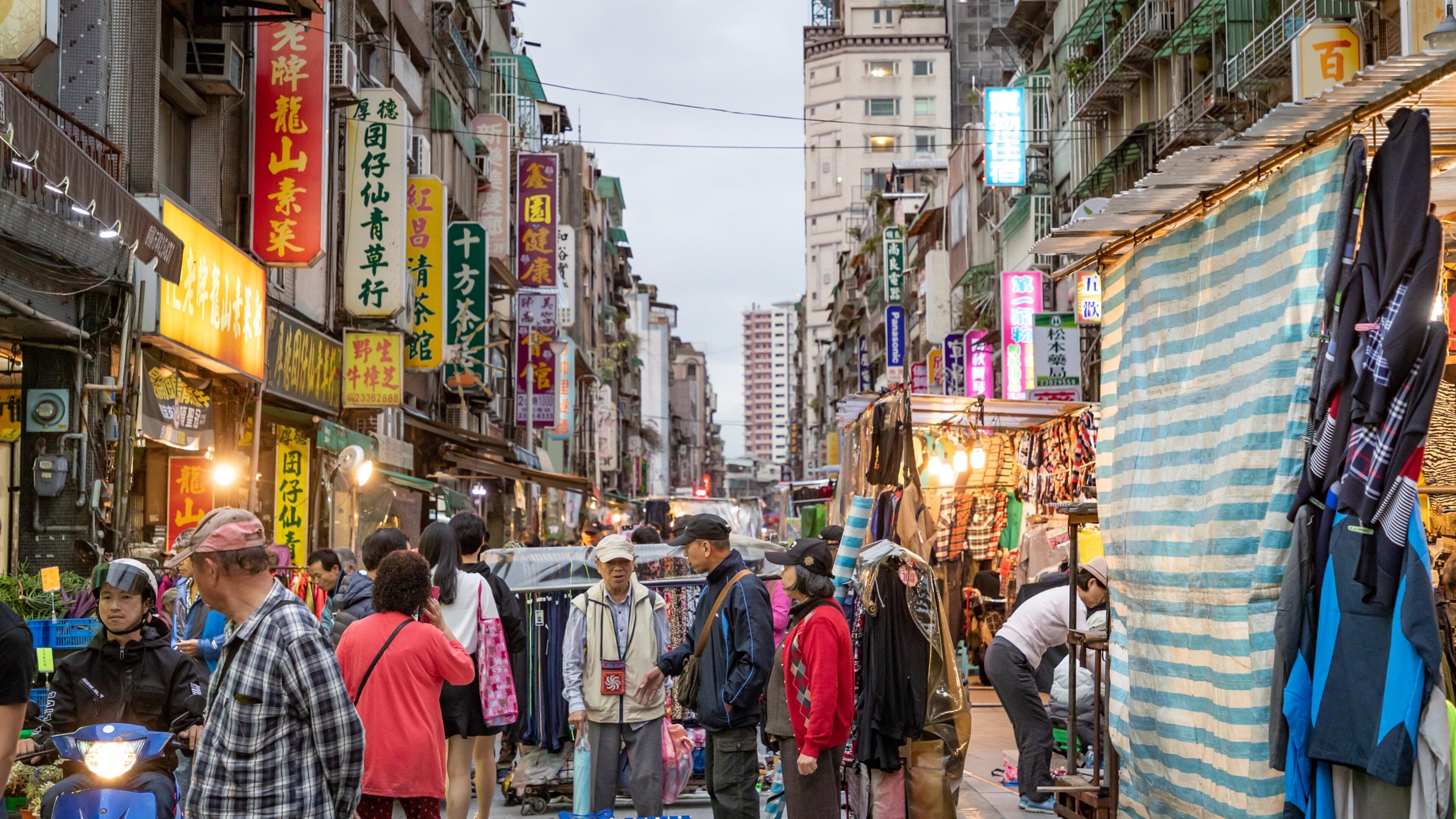 Ximending featuring markets, street scenes and a city