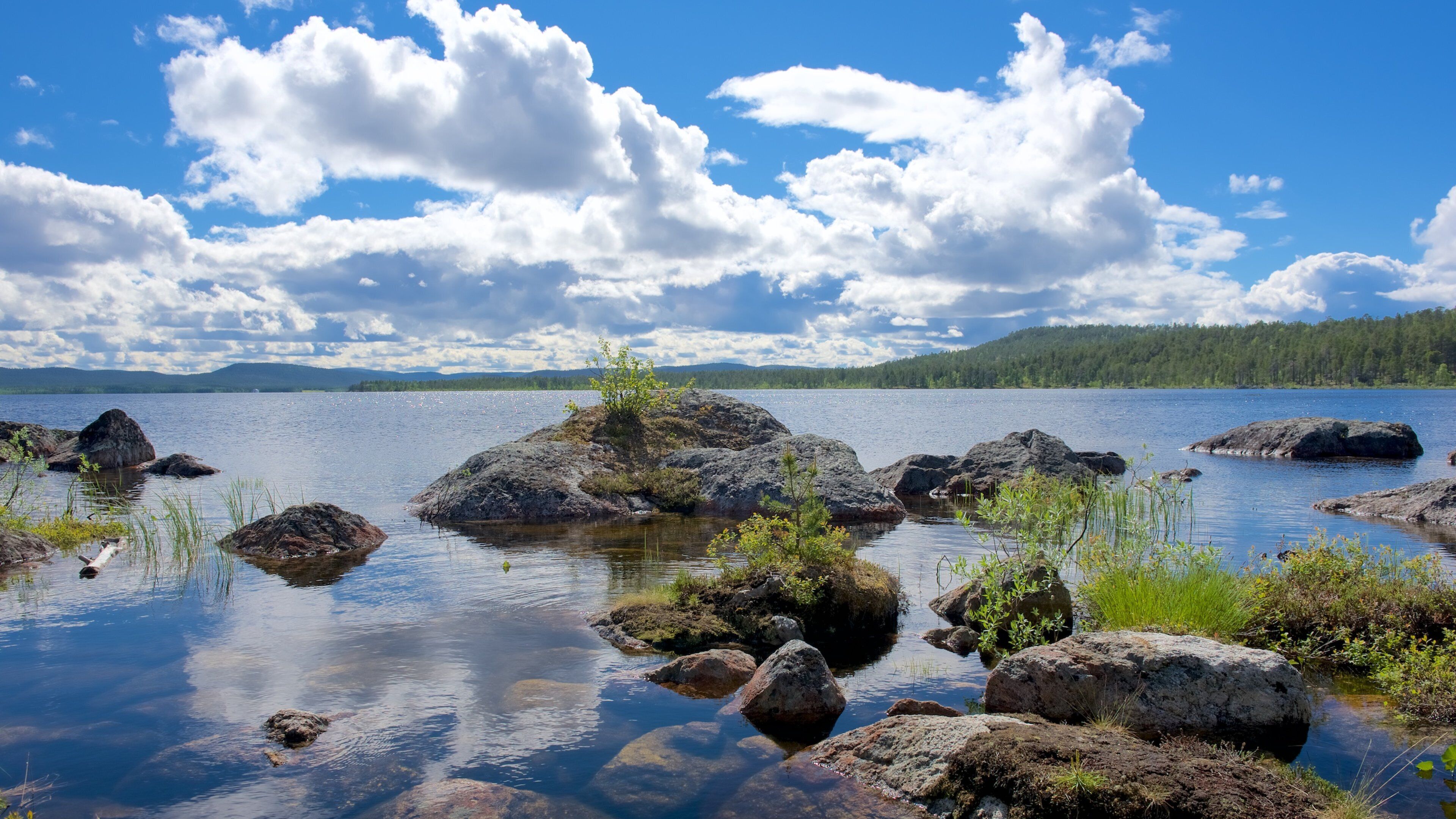Inari som viser rolig landskap og innsjø