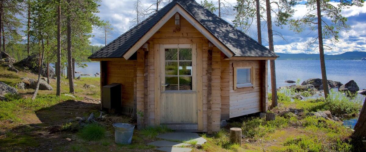 Inari cho thấy căn nhà, hồ nước và cảnh thanh bình