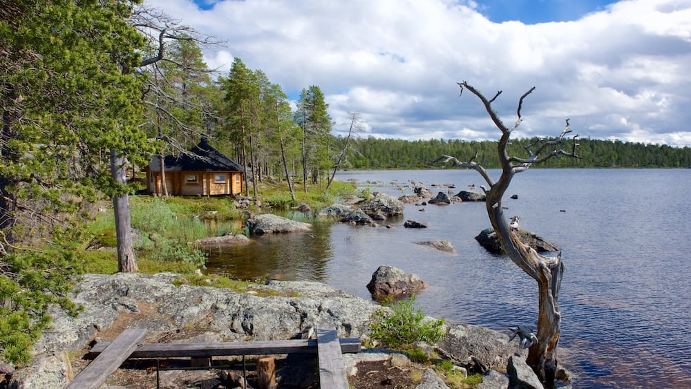 Inari montrant maison, lac ou étang et scÚnes tranquilles