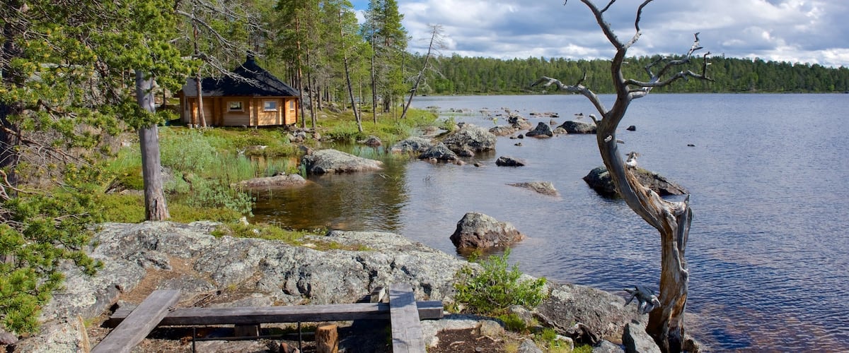 Inari caracterizando cenas tranquilas, um lago ou charco e uma casa