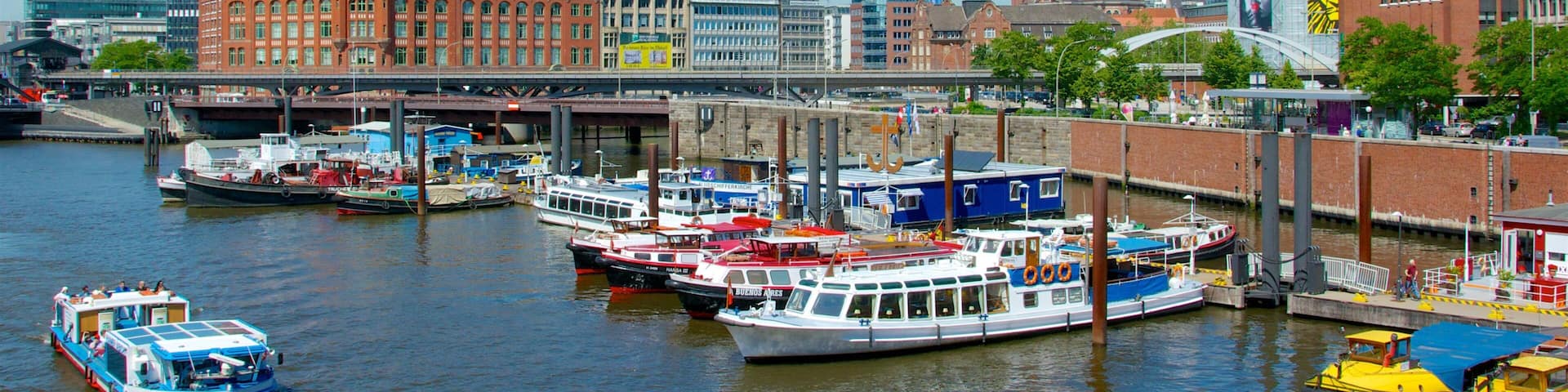 Hamburg showing a bay or harbor