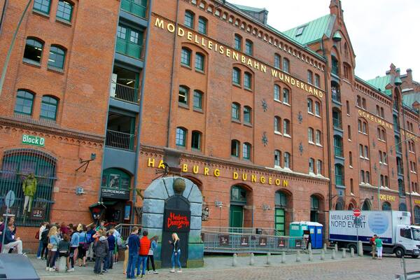 Hamburg Dungeon which includes signage and a city