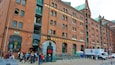 A historic building with the sign "Modelleisenbahn Wunderland" and "Hamburg Dungeon" on its facade.