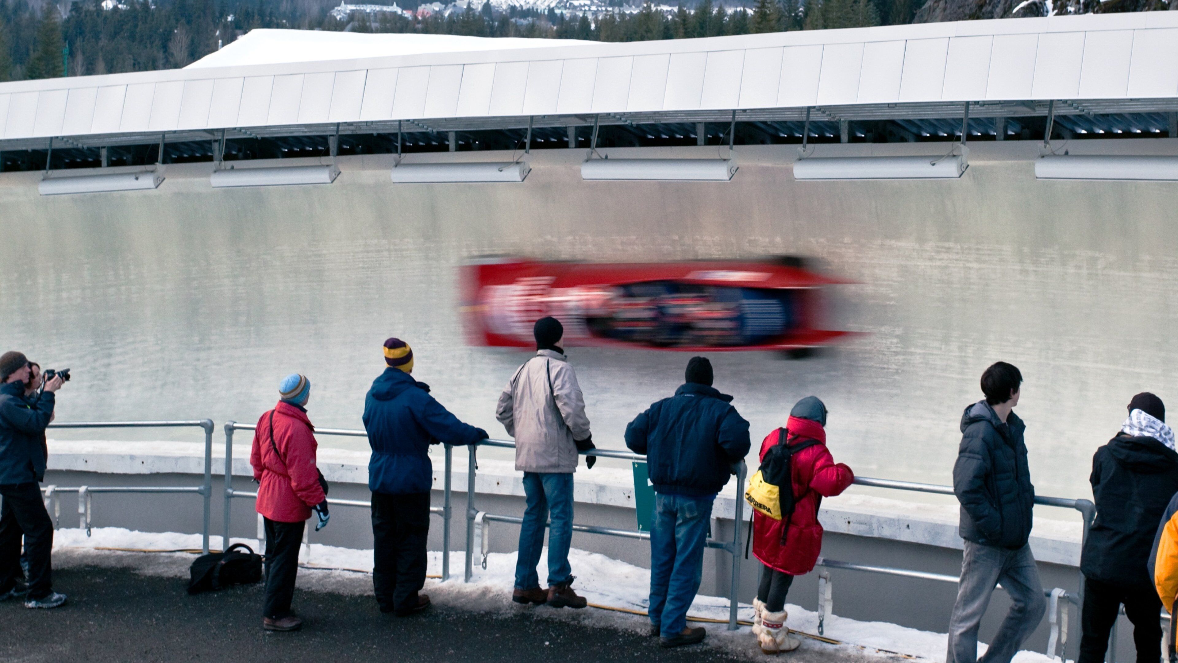 Whistler Sliding Centre mostrando un evento deportivo, nieve y vistas de interior