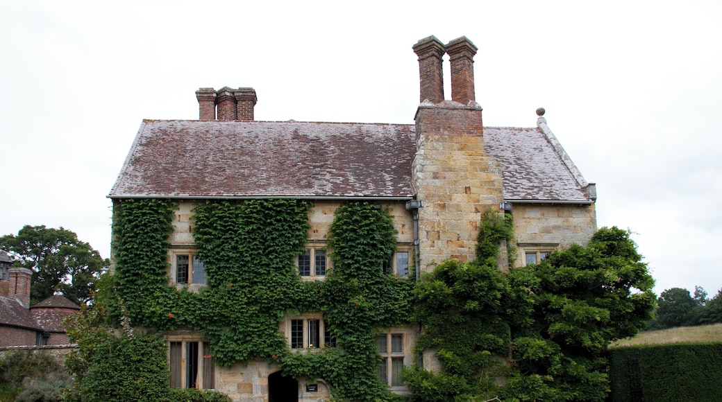 Bateman's was built by a prosperous iron-master named John Brittan in 1634. It was bought by Rudyard Kipling and his wife in 1902. They occupied it until Rudyard's death in 1936. It was bequeathed to the National Trust by his widow in 1940 together with the contents.