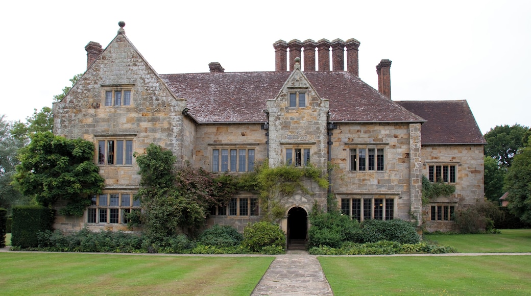 Bateman's was built by a prosperous iron-master named John Brittan in 1634. It was bought by Rudyard Kipling and his wife in 1902. They occupied it until Rudyard's death in 1936. It was bequeathed to the National Trust by his widow-in 1940 together with the contents.