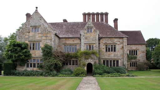 Bateman's was built by a prosperous iron-master named John Brittan in 1634. It was bought by Rudyard Kipling and his wife in 1902. They occupied it until Rudyard's death in 1936. It was bequeathed to the National Trust by his widow-in 1940 together with the contents.