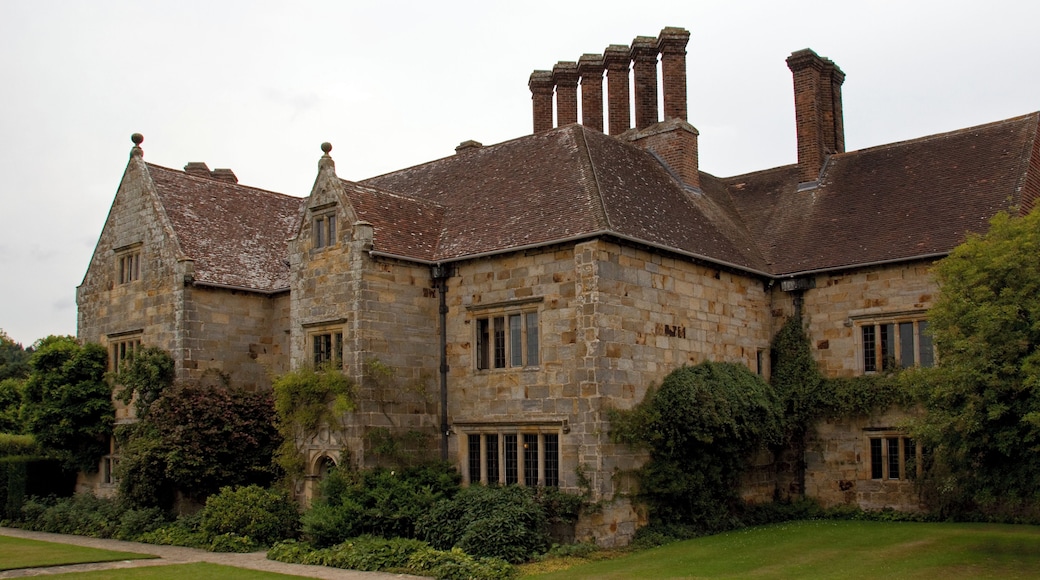 Bateman's was built by a prosperous iron-master named John Brittan in 1634. It was bought by Rudyard Kipling and his wife in 1902. They occupied it until Rudyard's death in 1936. It was bequeathed to the National Trust by his widow-in 1940 together with the contents.