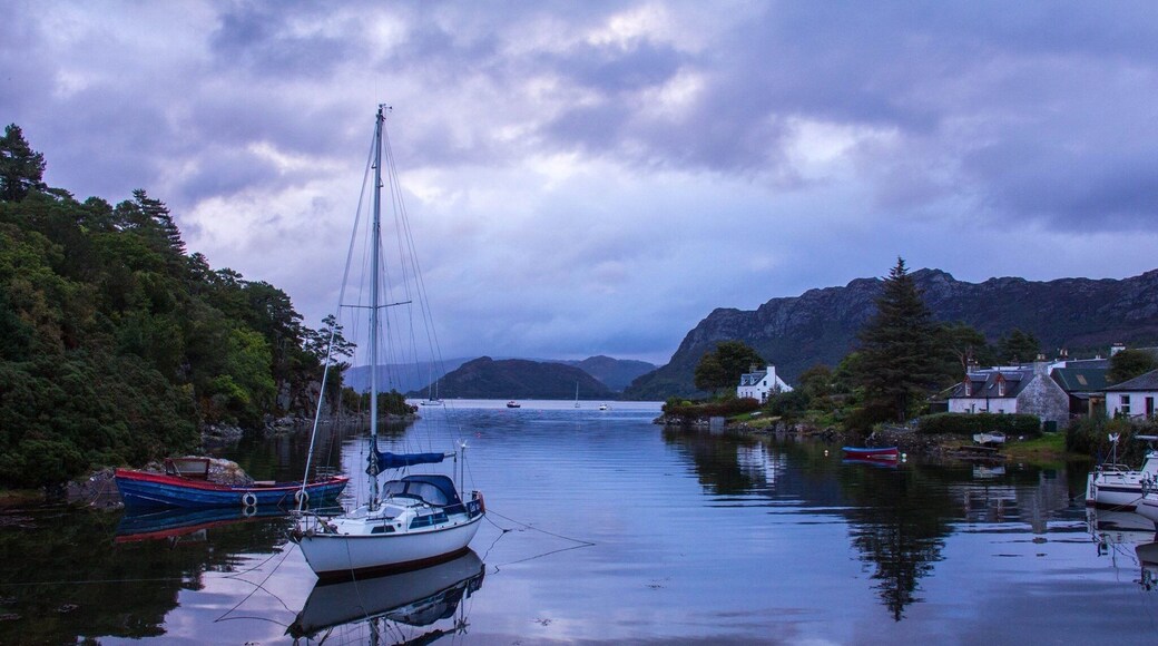 The charming village of Plockton. A quiet place, nice to be able to relax by the seaside.
#plockton #scotland #lochcarron #westerross #seaside #sailboat #reflections #LifeAtExpedia