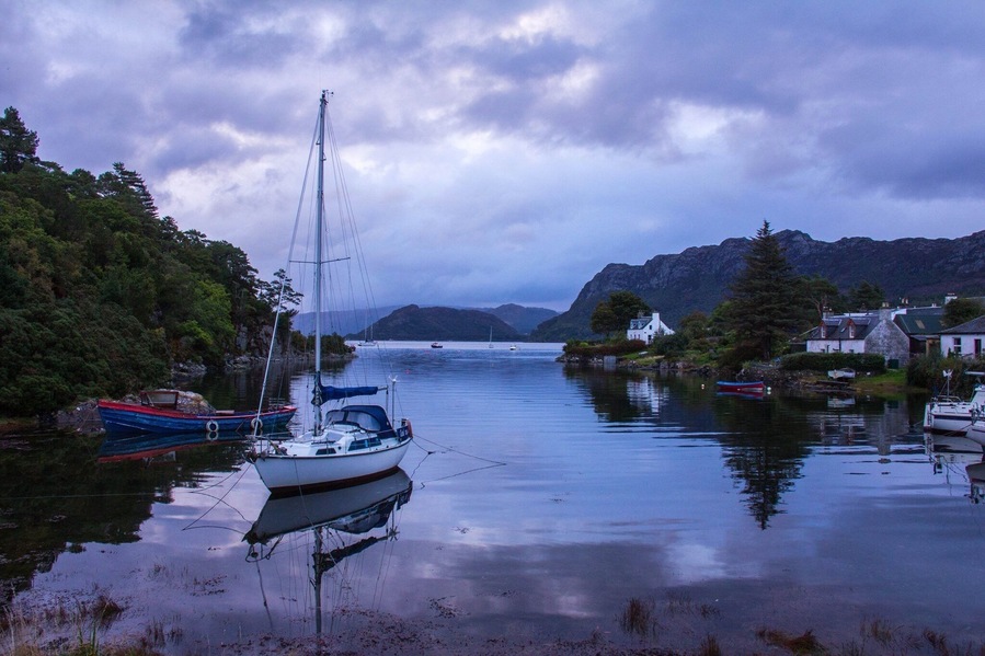 The charming village of Plockton. A quiet place, nice to be able to relax by the seaside. 
#plockton #scotland #lochcarron #westerross #seaside #sailboat #reflections #LifeAtExpedia