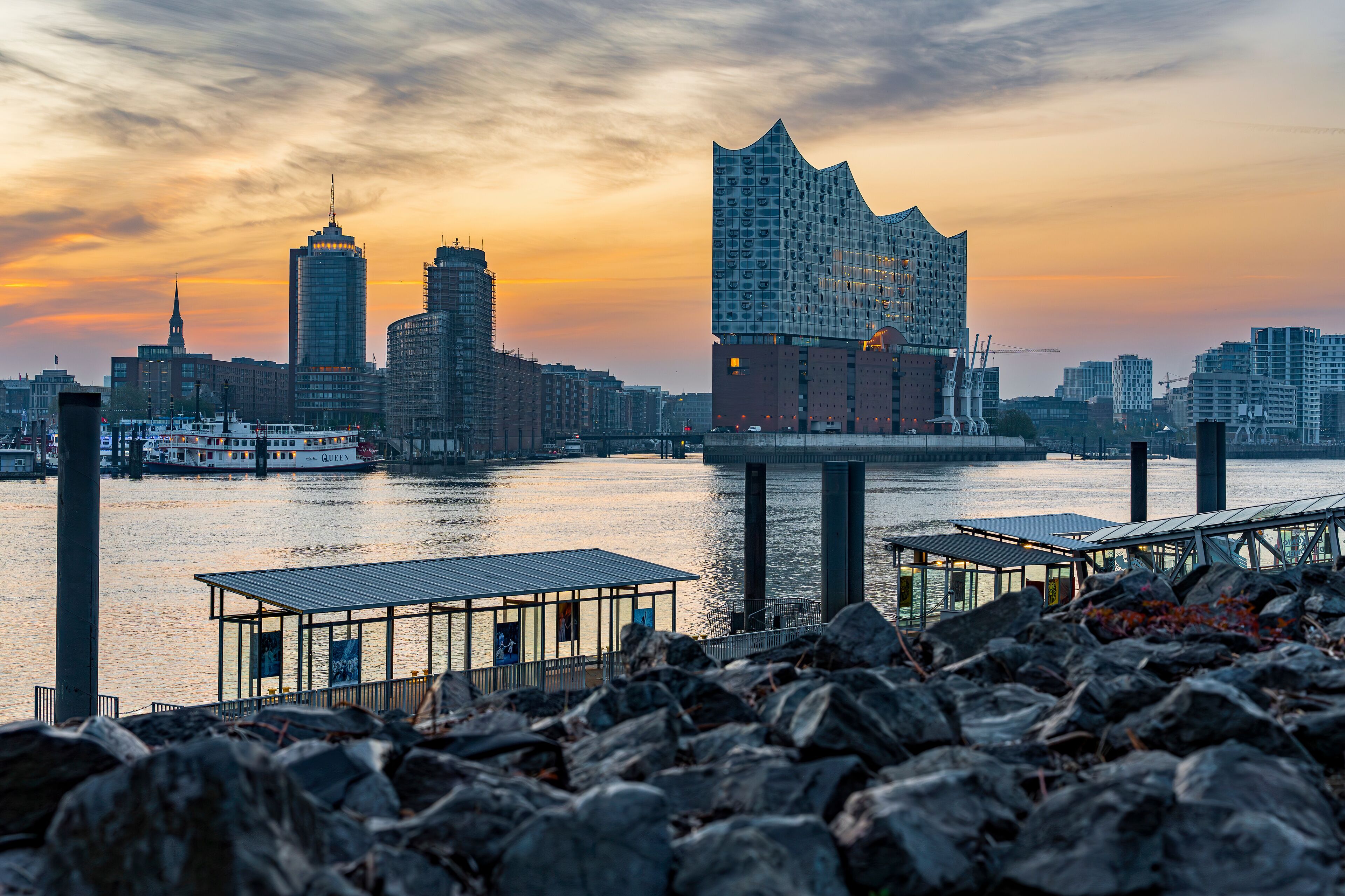 Blick auf die Elbphilharmonie morgens im Sonnenaufgang, der Anleger Theater im Hafen im Vordergrund, horizontal