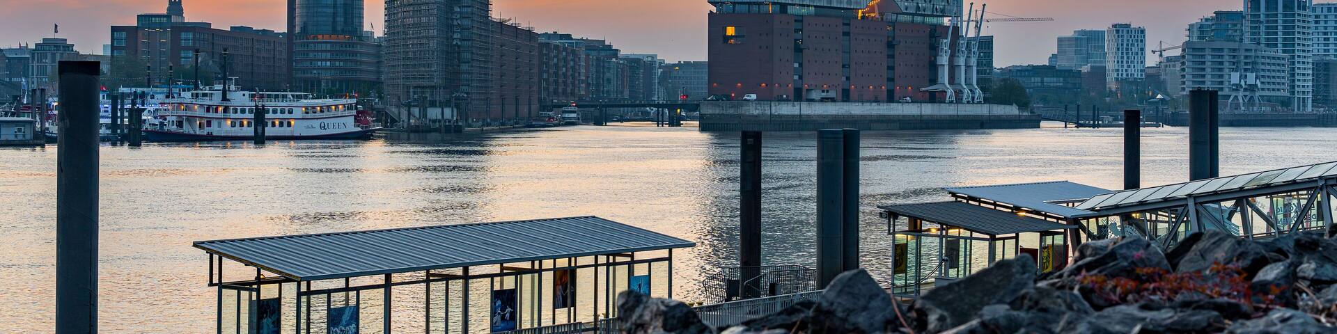 Blick auf die Elbphilharmonie morgens im Sonnenaufgang, der Anleger Theater im Hafen im Vordergrund, horizontal