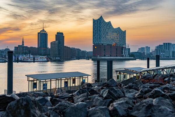 Blick auf die Elbphilharmonie morgens im Sonnenaufgang, der Anleger Theater im Hafen im Vordergrund, horizontal