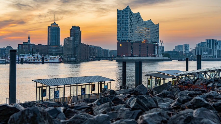 Blick auf die Elbphilharmonie morgens im Sonnenaufgang, der Anleger Theater im Hafen im Vordergrund, horizontal