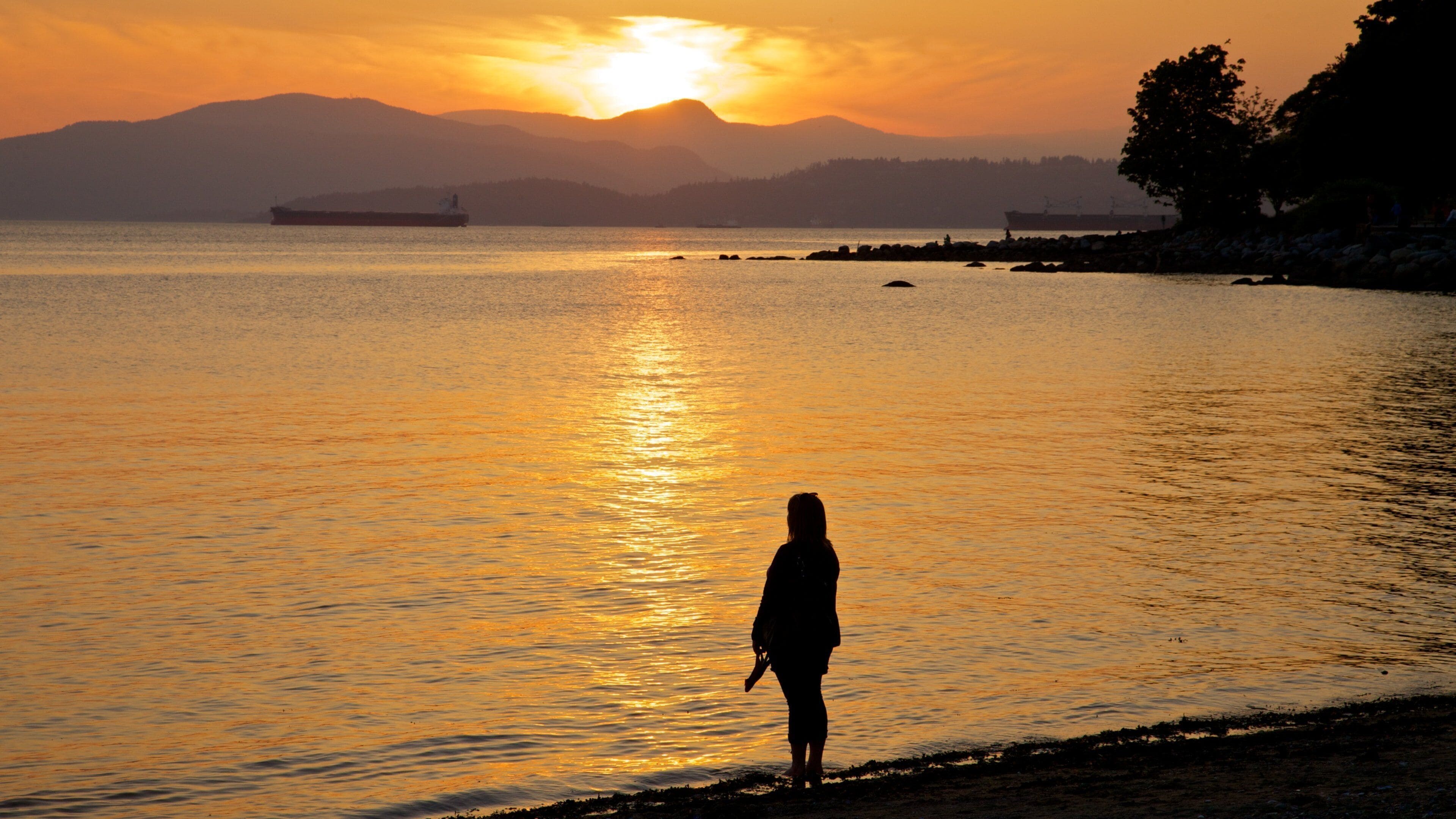 Inukshuk de la Baie des Anglais montrant vues littorales et coucher de soleil