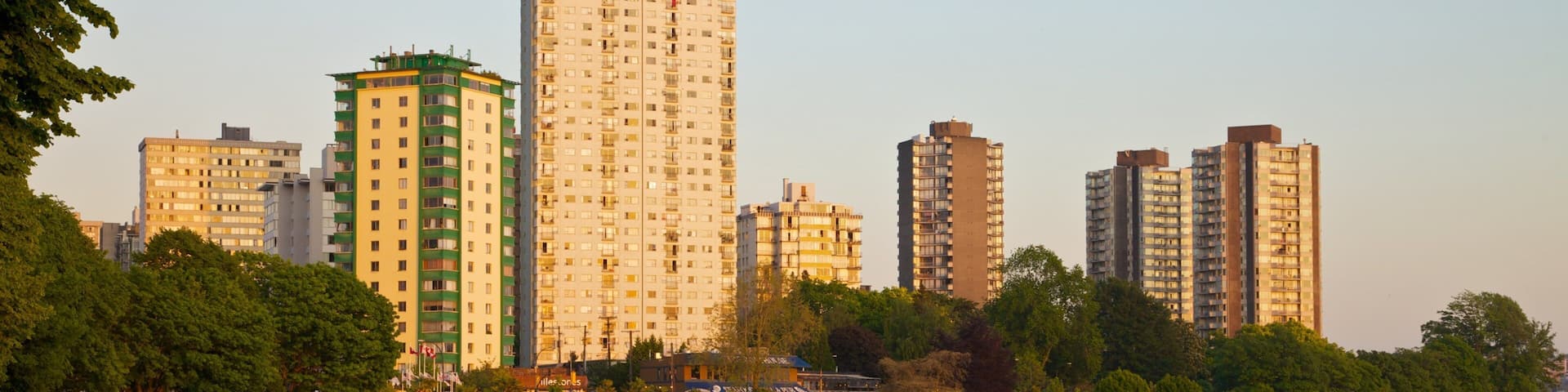 English Bay Inukshuk mit einem Bucht oder Hafen, Hochhaus und zentrales GeschÀftsviertel