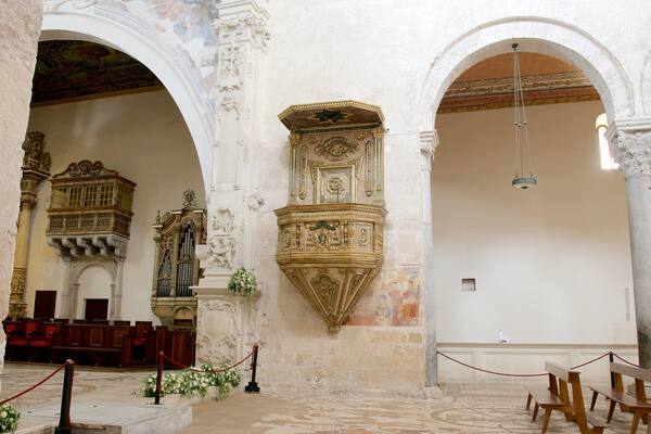 Catedral de Otranto mostrando una iglesia o catedral, vistas interiores y elementos religiosos