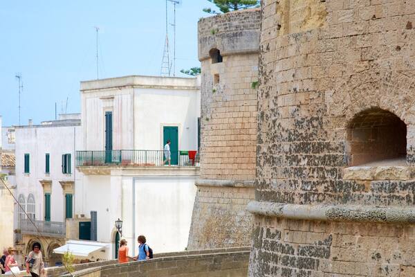 Castillo de Otranto ofreciendo castillo o palacio y patrimonio de arquitectura