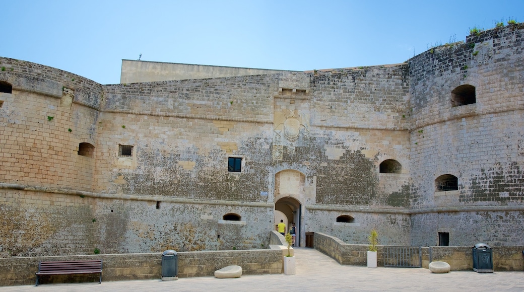Castillo de Otranto que incluye un castillo y ruinas de edificios