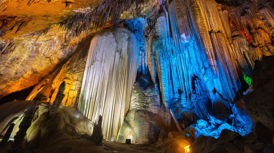 Furong Cave in Wulong Karst National Geology Park, Chongqing, China. is the World Natural Heritage place it was named one of The Three Greatest Caves in the World.