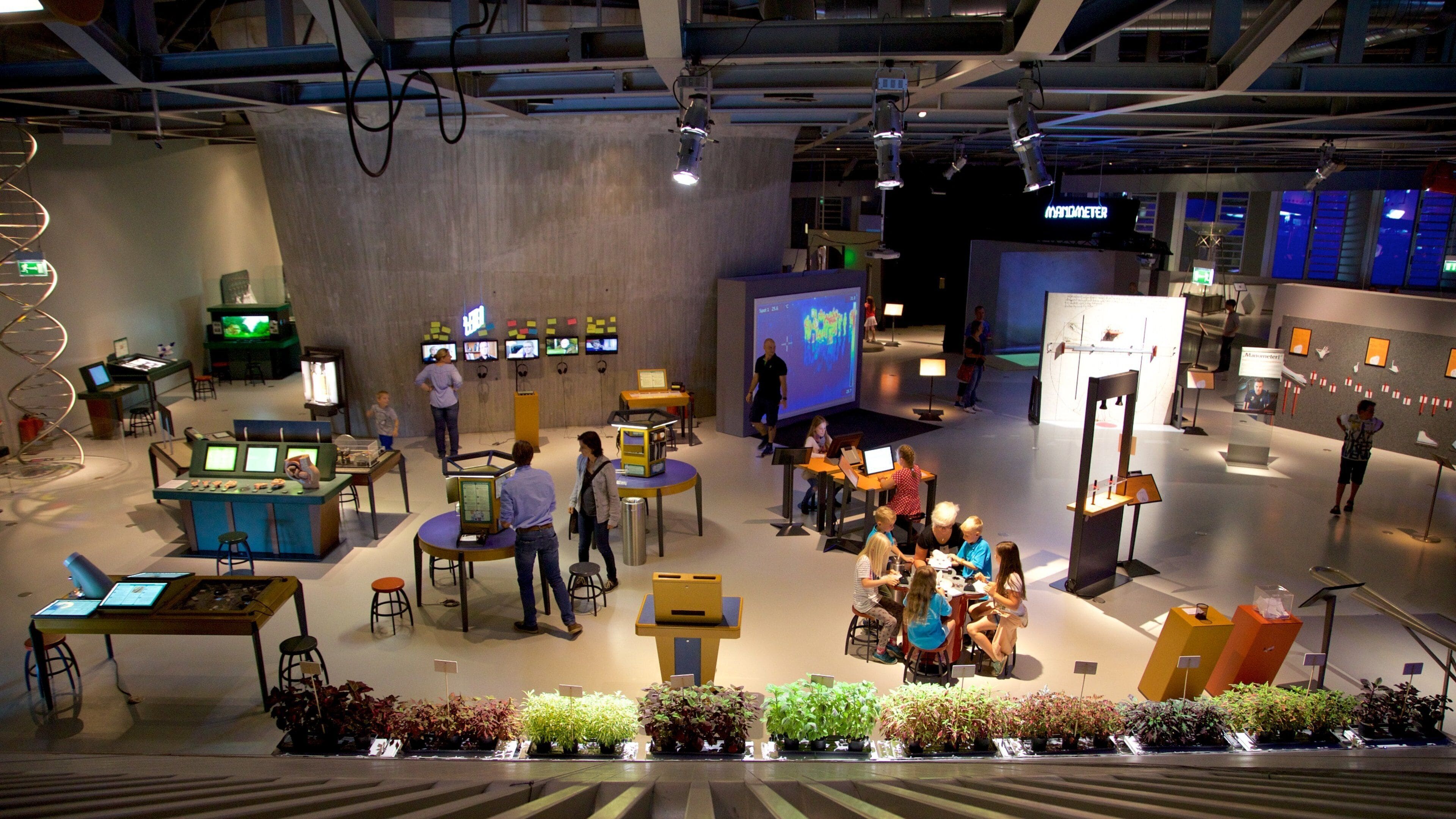 Phaeno vitenskapssenter som viser innendørs i tillegg til en liten gruppe med mennesker