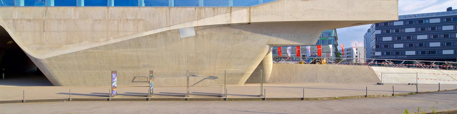 Phaeno Science Center featuring modern architecture