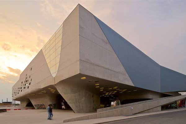 Wissenschaftszentrum Phaeno mit einem moderne Architektur und Sonnenuntergang