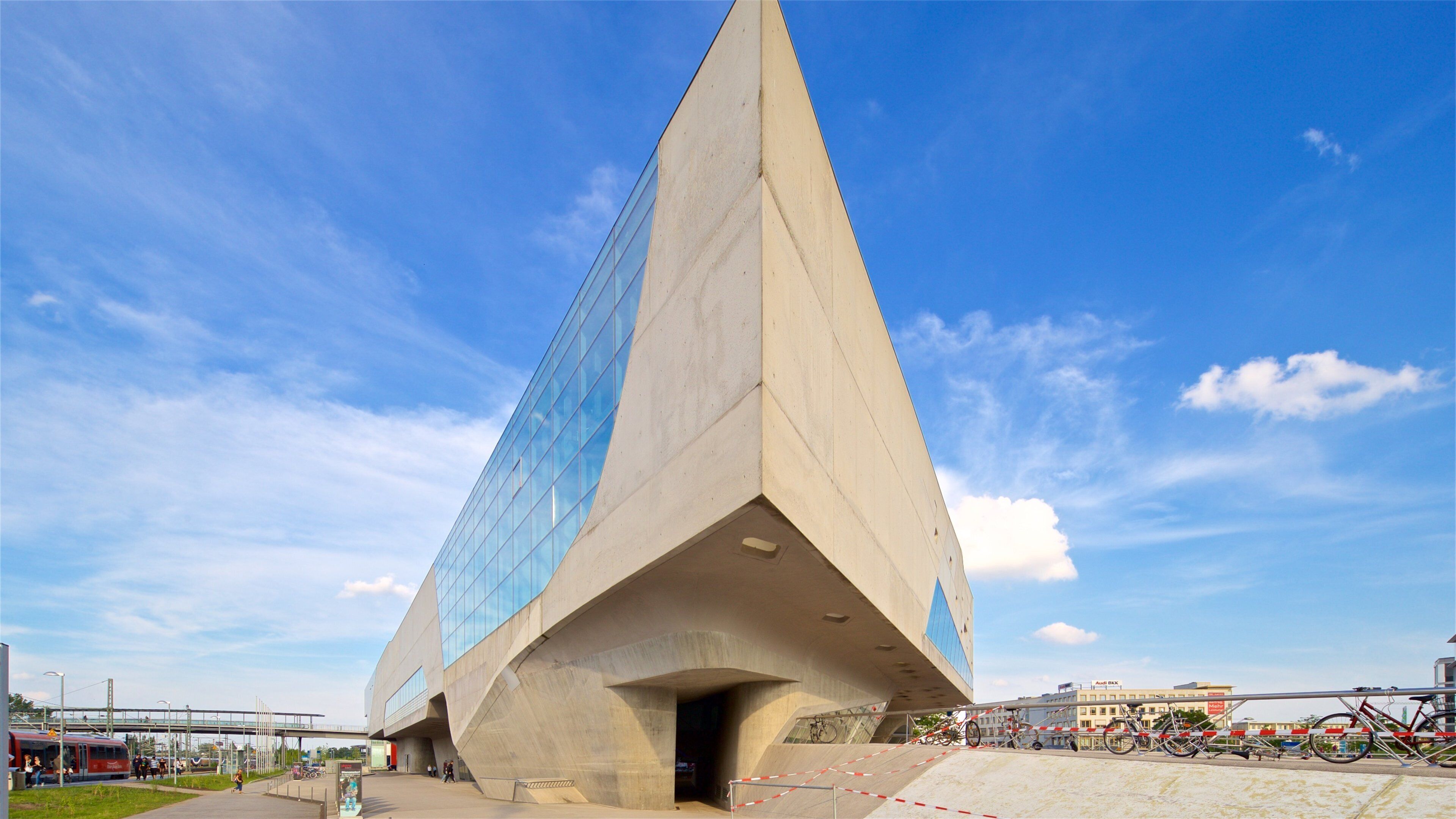 Phaeno Science Center featuring modern architecture