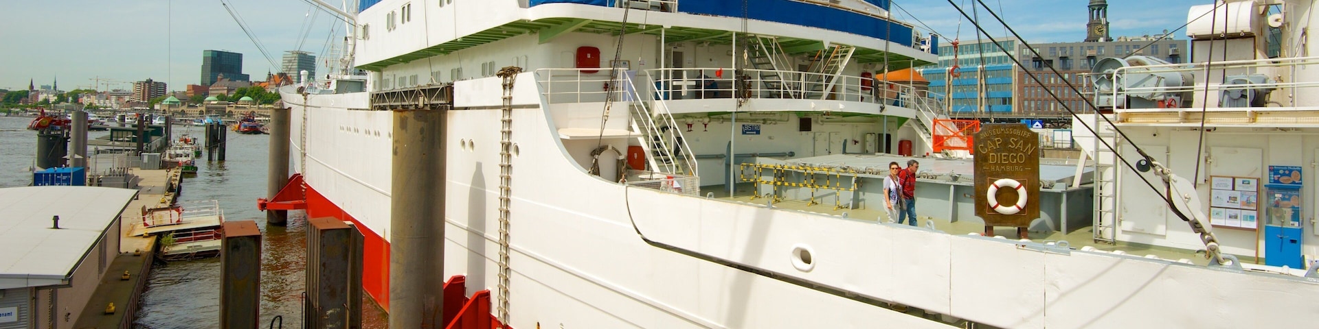 Cap San Diego mostrando uma marina