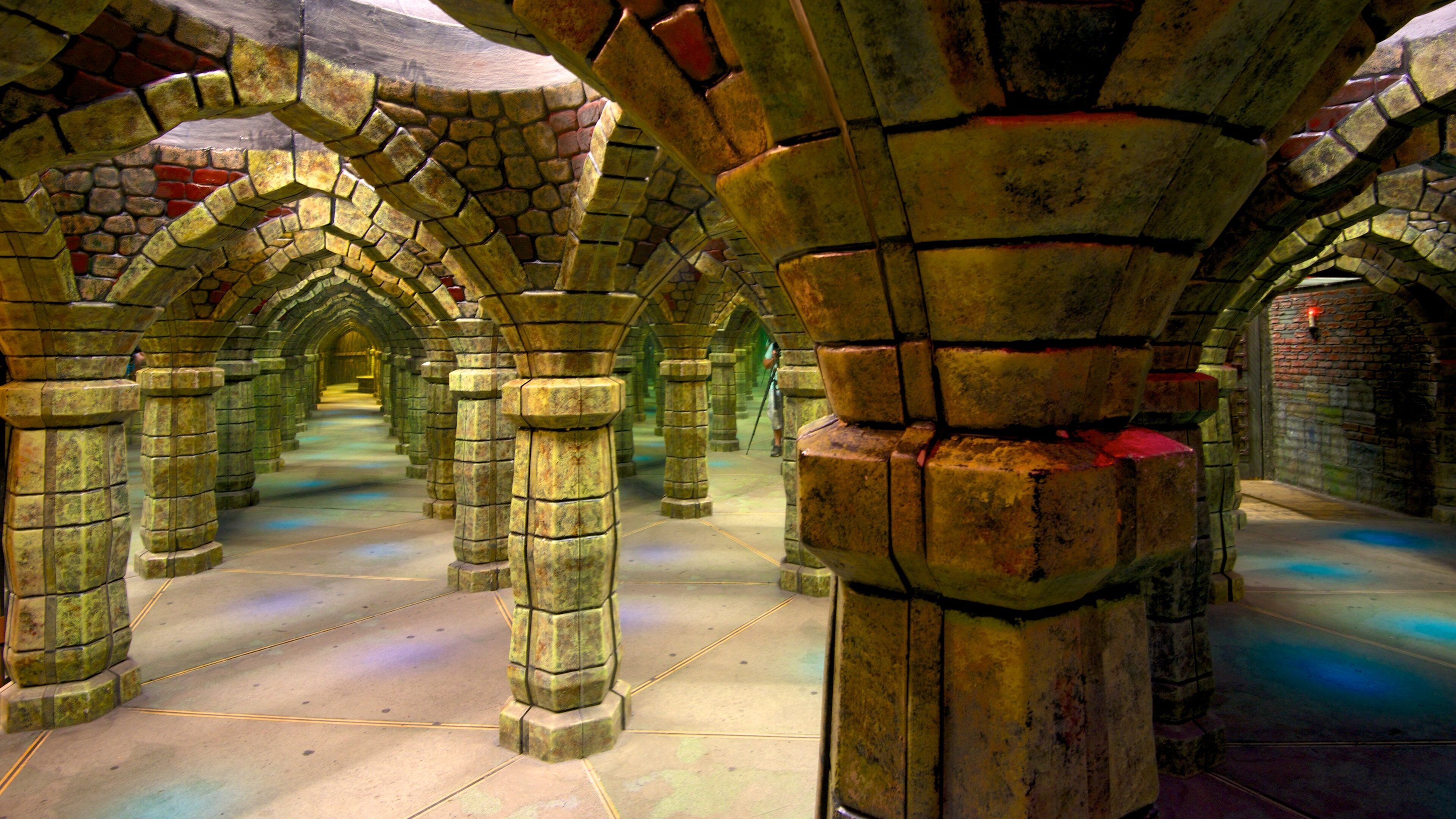 Hamburg Dungeon which includes interior views and heritage elements