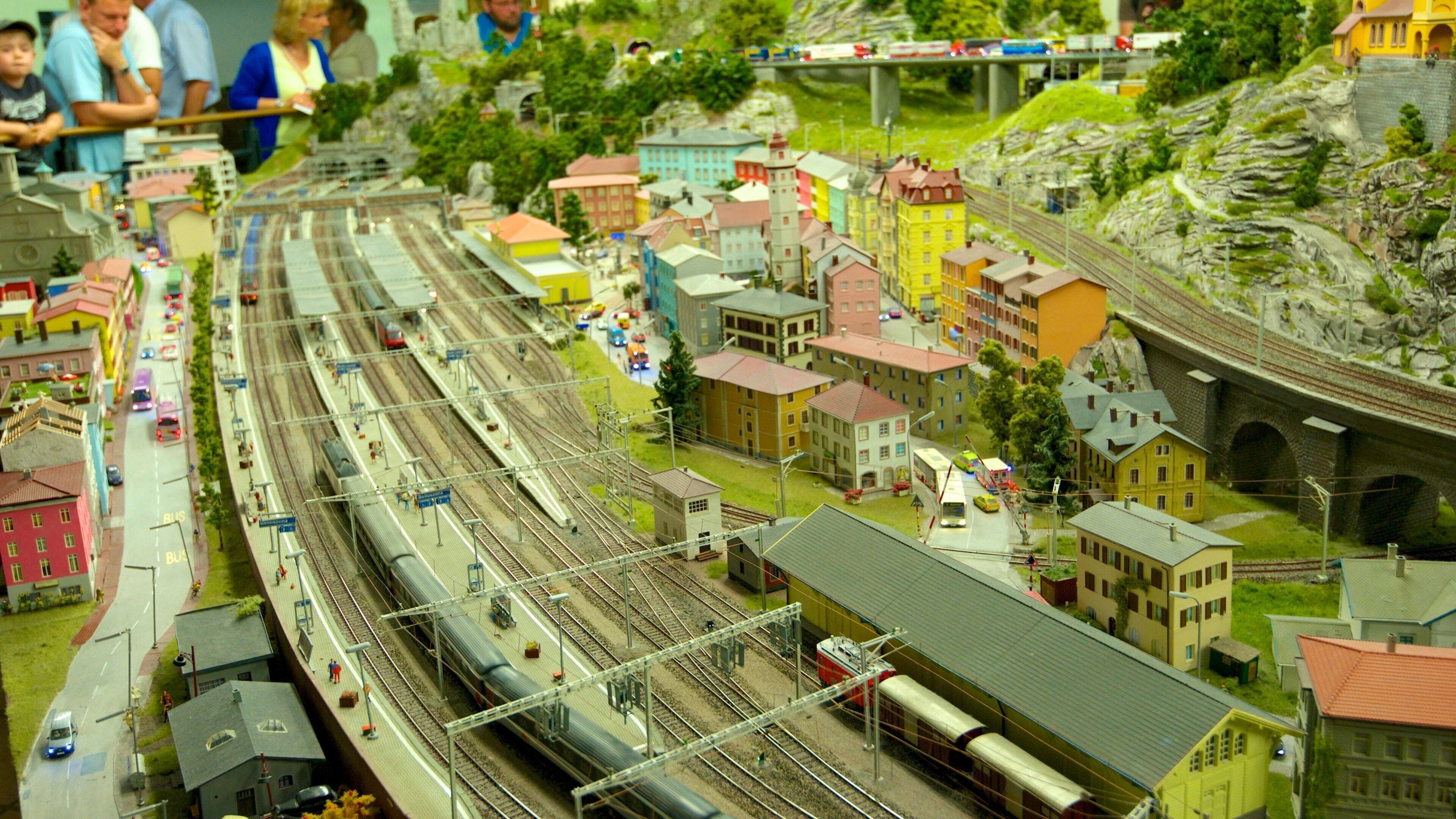 미니아투어 운더란드 을 보여주는 탈것 과 실내 전경