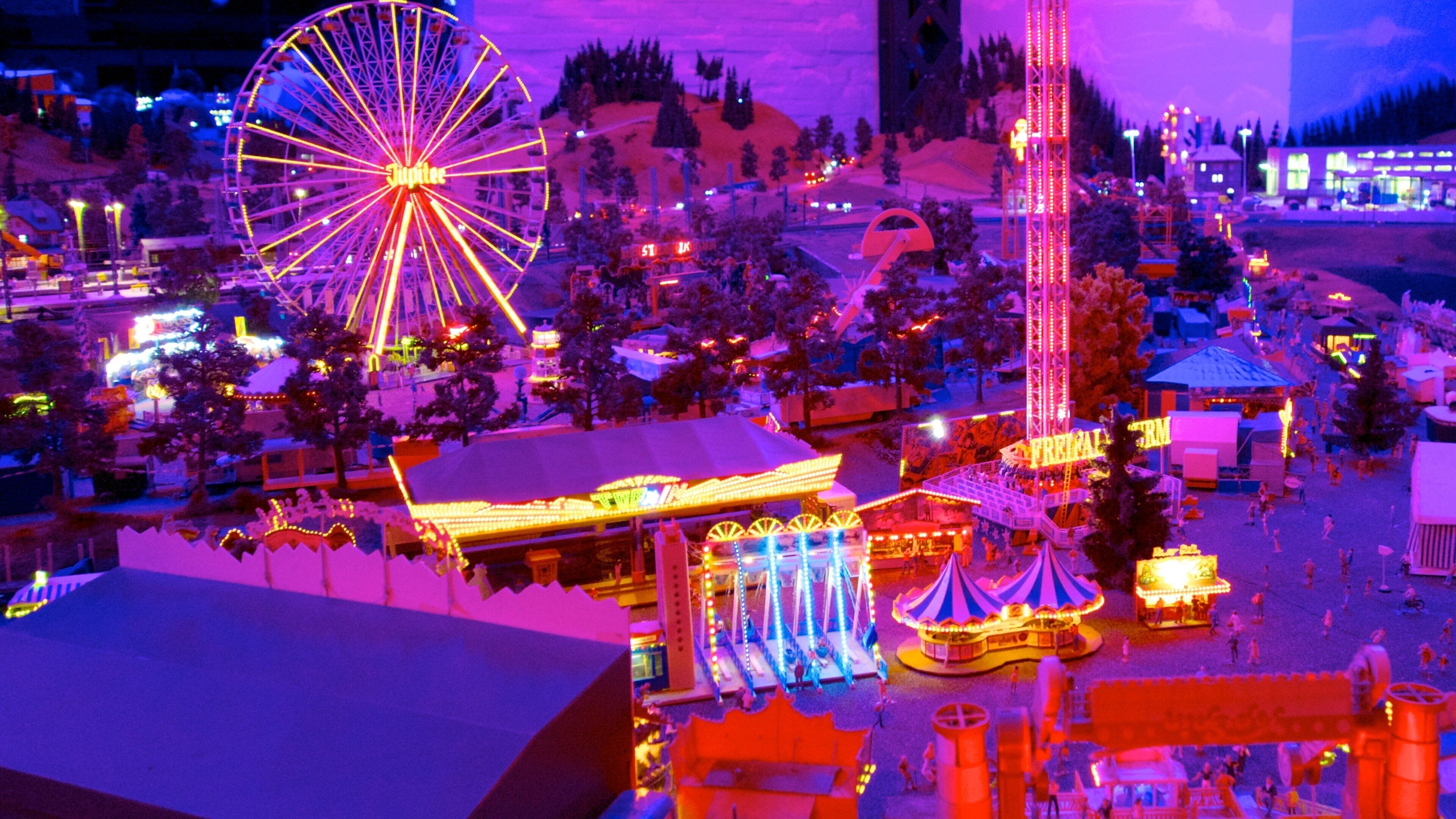 Miniatur Wunderland mostrando atracciones y escenas nocturnas