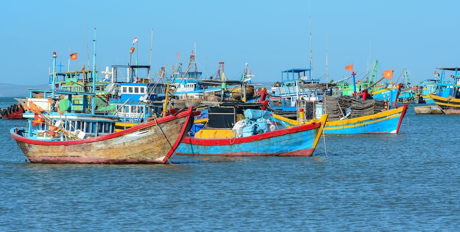 Un puerto lleno de barcos de pesca de colores.