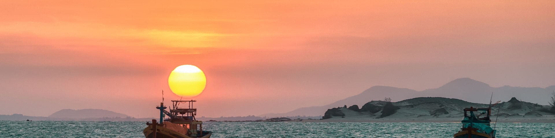 Binh Thuan sunset sun down on top of the boat as if to sleep on the boat. I felt like the boat was carrying the sun in a very peaceful sleep.