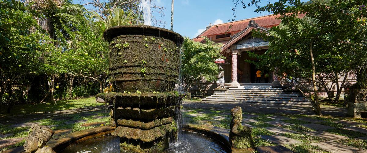 KF3W5C Water fountain in the garden of Agung Rai Museum of Art (ARMA). Ubud, Bali, Indonesia.