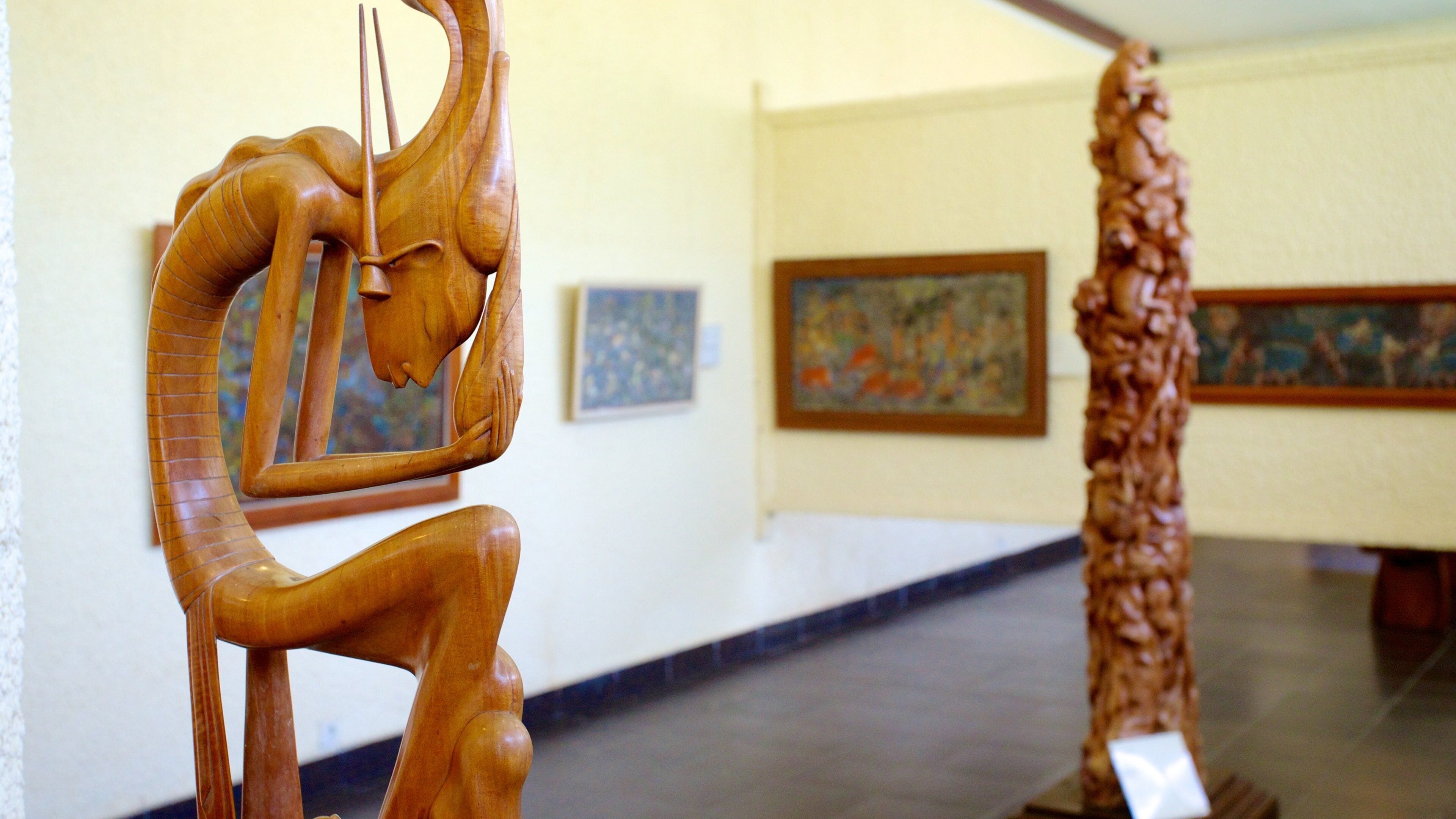 Puri Lukisan-museum toont een standbeeld of beeldhouwwerk, interieur en kunst
