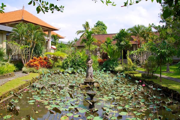 Museo Puri Lukisan que incluye un estanque, escenas tropicales y un jardín