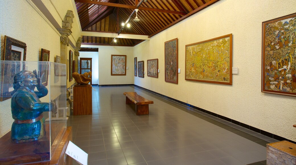Museo Puri Lukisan que incluye arte y vistas interiores