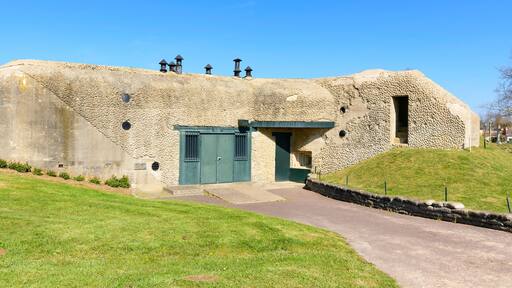 L'arrière d'un bunker à la batterie de Merville en France, en Normandie, dans le Calvados, au bord de la Manche.