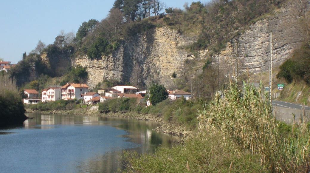 La Bidassoa et le village de Biriatou. Vue vers l'aval et vers l'ouest depuis la D811 près de la redoute Louis XIV. L'Espagne est à gauche (en rive gauche). Le pont de Béhobie, sur la commune d'Urrugne, est à environ 500 m devant nous, après le coude de la rivière.