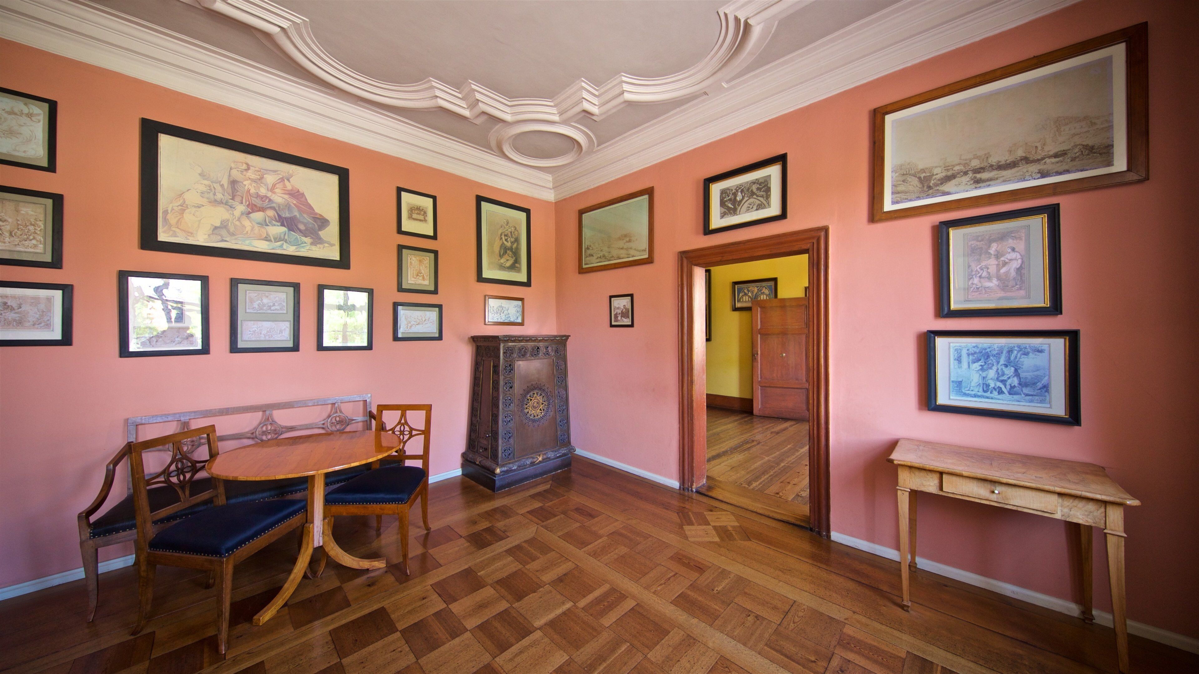 Frankfurt featuring heritage elements, art and interior views