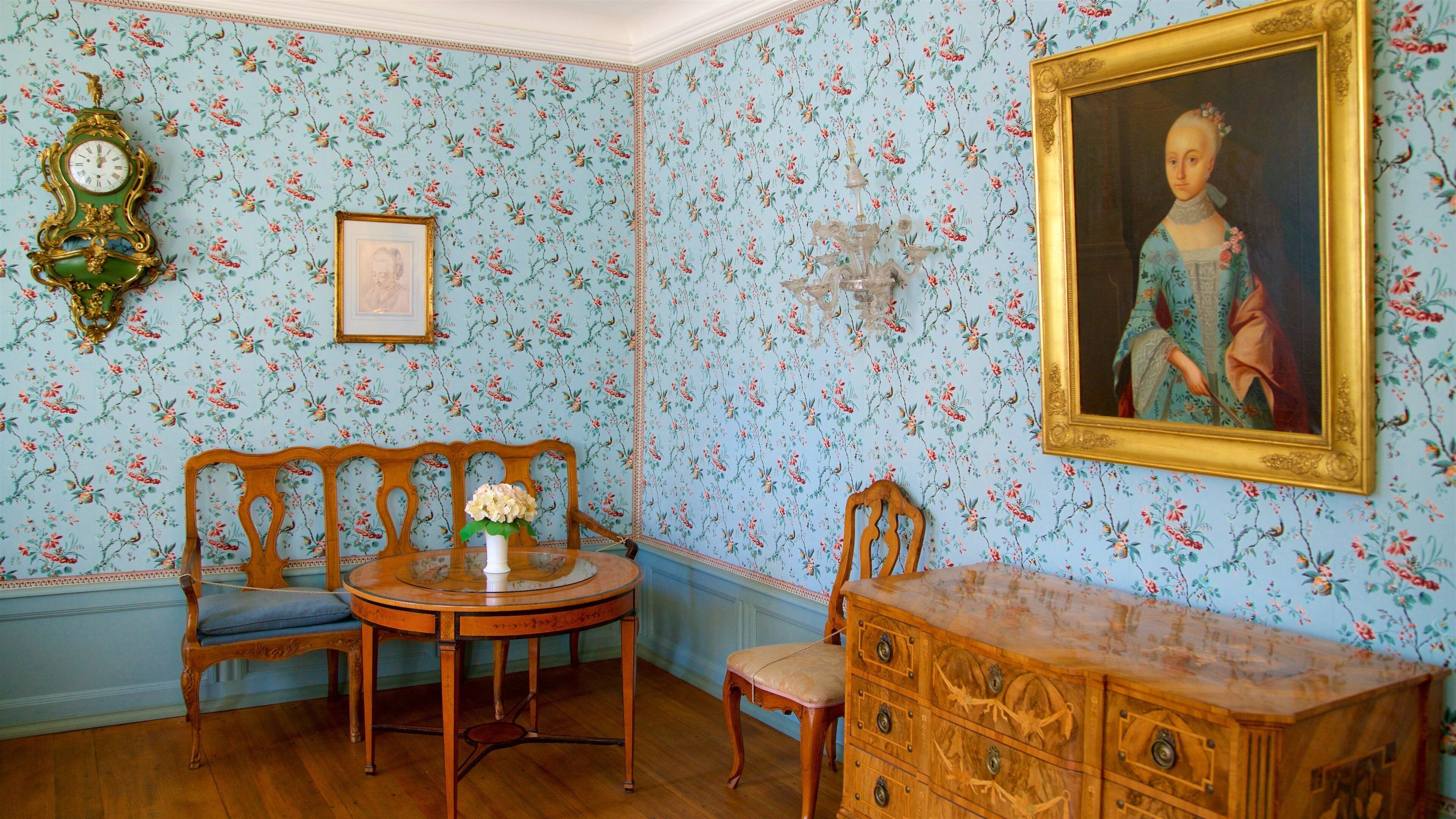 St Maarten and St Martin featuring a house, interior views and art