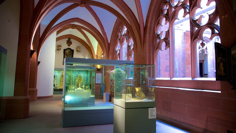 Katedralsmuseet som inkluderar interiörer och historiska element