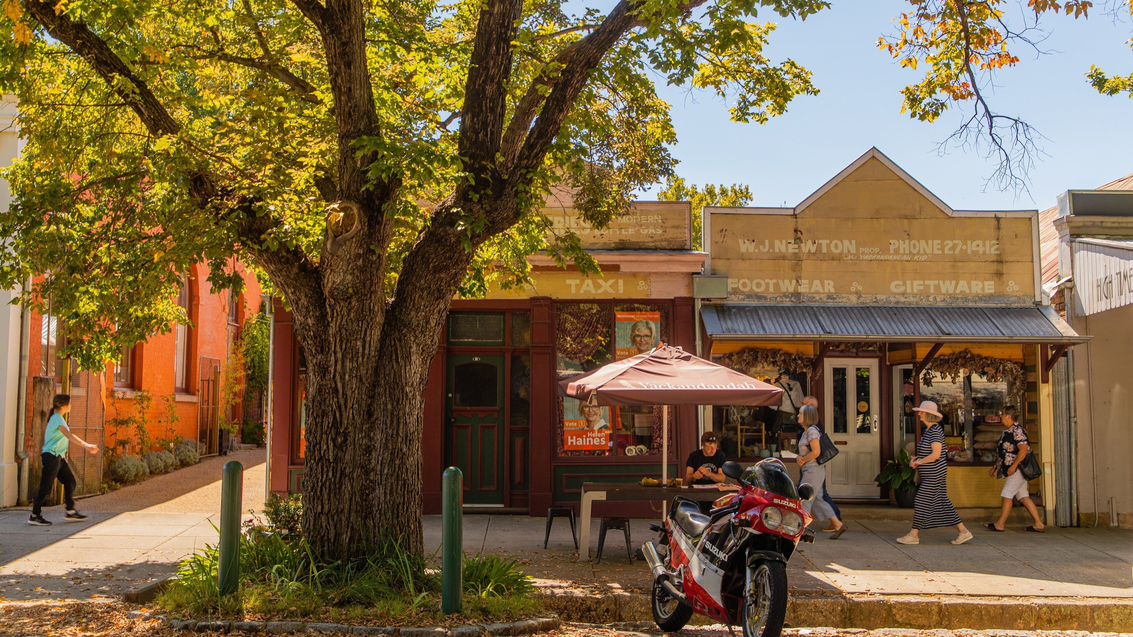 Yackandandah which includes street scenes and a small town or village