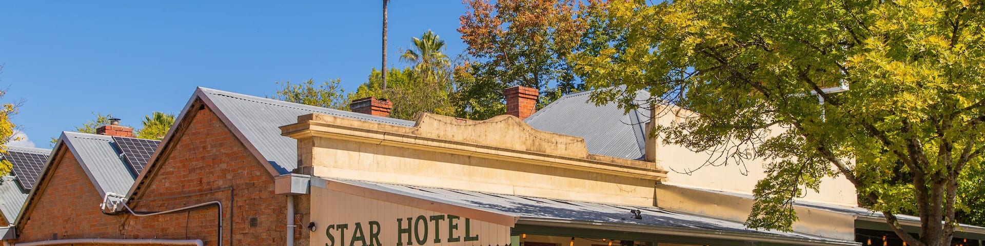 Yackandandah showing a small town or village and signage